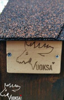 Логотип vuoksa-wood на дровнице из трёх сот
